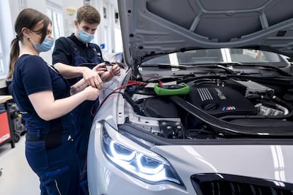 Jóvenes trabajando en un taller de BMW gracias a la FP Dual de Alemania.