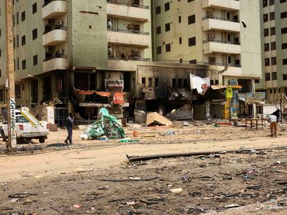 Electricity workers rehabilitate the power lines at the central market during clashes between the paramilitary Rapid Support Forces and the army in Khartoum North, Sudan April 27, 2023.