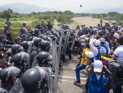 La “avalancha humanitaria” de Guaidó, que no consigue superar el cordón militar impuesto por Maduro, se consuela con las deserciones de una jornada caótica