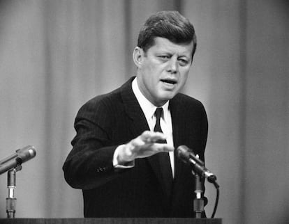 El presidente John F. Kennedy responde a una pregunta durante su novena conferencia de prensa presidencial en Washington, el 12 de abril de 1961. En la conferencia se trató principalmente la exploración espacial y los asuntos internacionales.