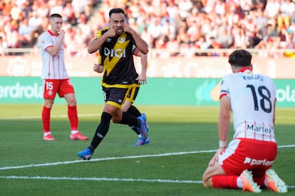 Ávaro García, del Rayo, festeja su tanto ante el lamento de Krejci.
