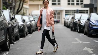 Una chica por la calle con zapatillas con cordones elásticos.