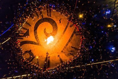 Una foto aérea muestra a un grupo de personas reunidas alrededor de una hoguera mientras celebran el festival de la antorcha en Bijie (China). El festival de las antorchas es celebrado por las etnias Yi, Bai, Naxi, Hani, Lahu, Pumi y algunos otros grupos étnicos en el suroeste de China, en días caracterizados por noches de espectáculos con fuego, bailes en los campos de las aldeas y actividades como carreras de caballo.