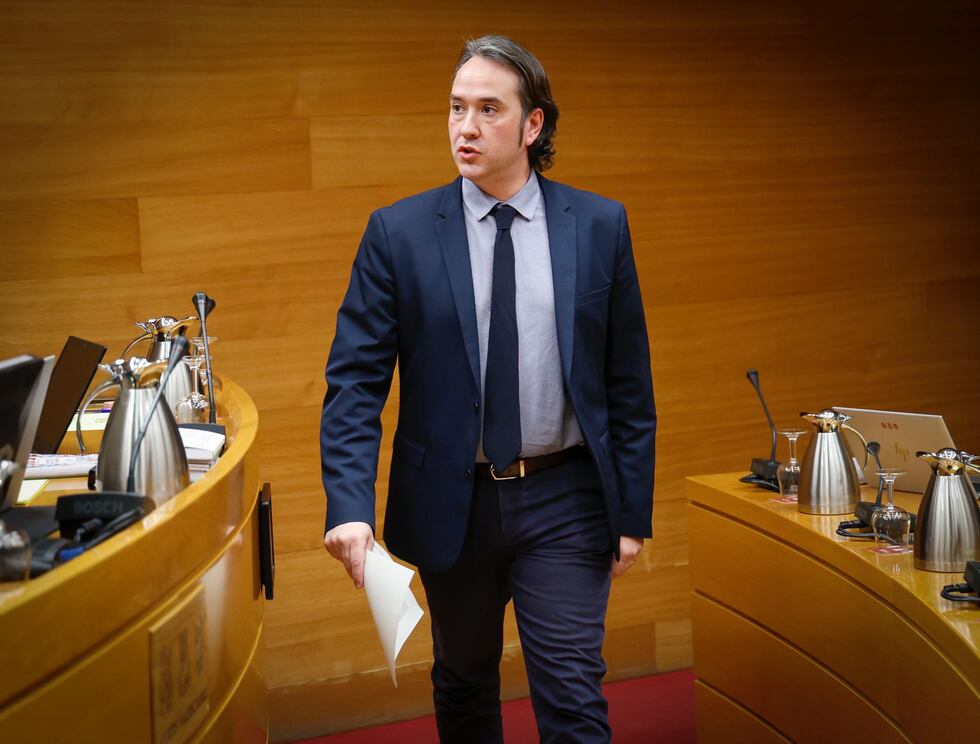 Vox veta ‘Barbie’ y ‘20.000 especies de abejas’ en la biblioteca de ...