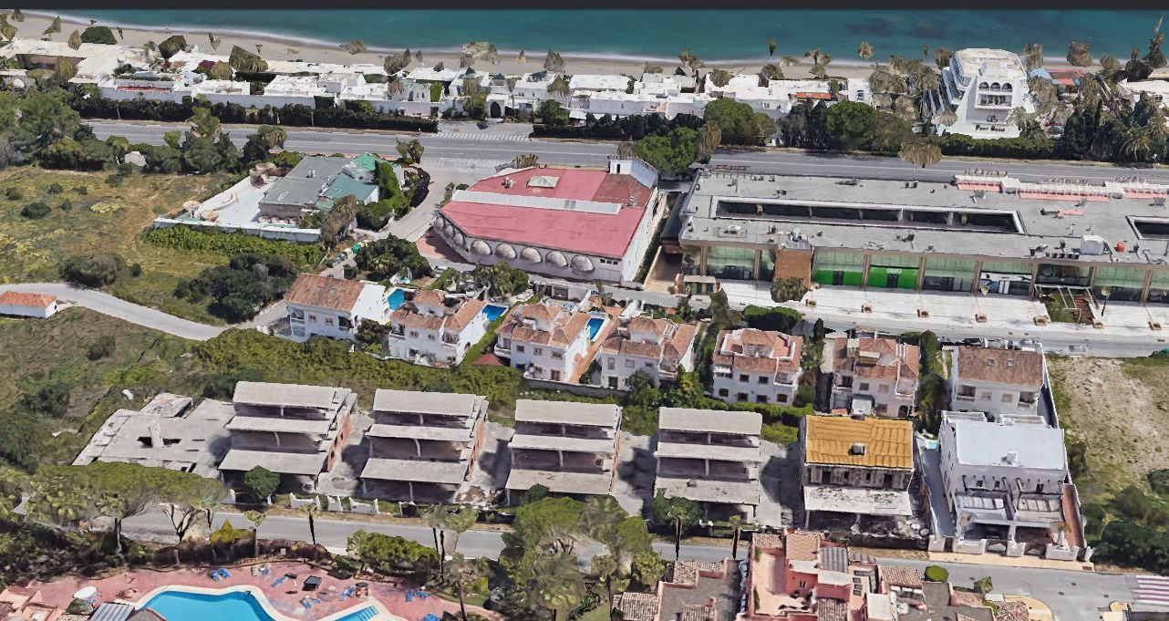 Línea de villas sin acabar de Vigovinte en Marbella, en disputa judicial, en una imagen cedida.