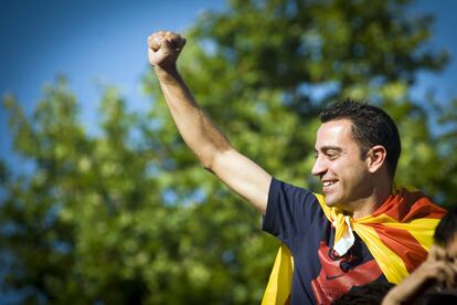 Xavi Hernández celebra la victoria tras ganar la Copa de Europa, por las calles de Barcelona.