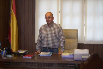 Dionisio Luguera, de 57 a?os, es el alcalde de San Vicente de la Barquera (Partido Socialista, PSOE). La corporaci¨®n local est¨¢ formada por un tripartito compuesto por tres concejales del PSOE, dos del Partido Regionalista de Cantabria (PRC) y uno de IU- Ganemos. El Partido Popular (PP) gobern¨® en las dos legislaturas anteriores.