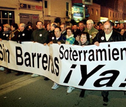 Vecinos de Villena, ayer, durante la manifestación para pedir el soterramiento de la vía férrea.