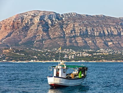 Un barco de pesca en las costas de Dènia (Alicante), en una foto de archivo.