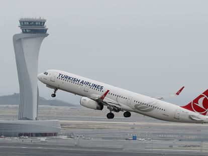 Un avión de Turkish Airlines despega de Estambul en una imagen de archivo.