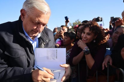 López Obrador durante su gira por Baja California Sur, en noviembre de 2023.