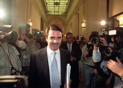 José María Aznar, durante el debate de su segunda investidura, el 25 de abril de 2000, en los pasillos del Congreso.