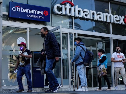 Personas transitan frente a una sucursal de Citibanamex en Ciudad de México.