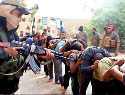 Esta imagen fue difundida por el ISIS en junio de 2014, para mostrar a seis cadetes iraquíes capturados antes de ser asesinados en Tikrit. Se cree que sus cuerpos están entre las 72 fosas que han sido descubiertas en la zona.