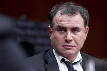 Roubini (segundo por la derecha) y otros expertos, durante un reciente debate en Nueva York.