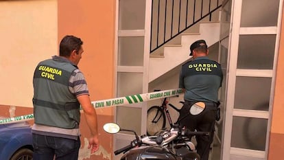 Agentes de la Guardia Civil en el edificio de Antella (Valencia) donde un hombre ha matado a su mujer este domingo.