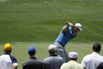 Rahm juega desde el tee del segundo hoyo del Congressional, el viernes.