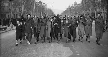 Celebración de la victoria franquista en el Paseo de Gràcia, de Barcelona, el 27 de enero de 1939. Barcelonesas de la burguesía catalana confraternizan con los soldados.