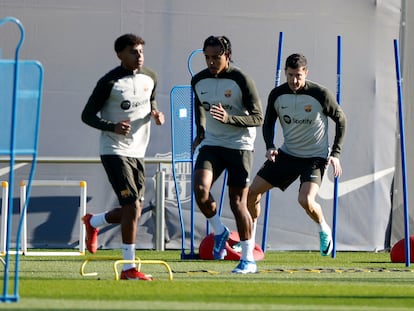 Lamal, Koundé y Lewandowski, en una sesión del Barcelona.