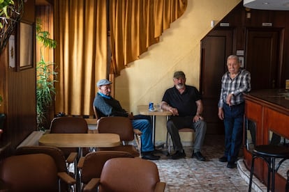 Bar La Ruta, en el pueblo de Pedrafita. De izquierda a derecha: los paisanos Manuel Fernández, Arsenio Carballo y José Locay. 