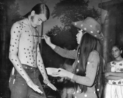 Yayoi Kusama pinta lunares sobre el cuerpo de Kent Feathergill en un 'happening' en el Nueva York de 1967.