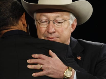 Ken Salazar, abraza a Barack Obama tras ser anunciado como secretario de Interior en 2008.