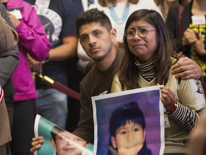 Dos j&oacute;venes indocumentados, Jario Reyes, de Arkansas, y Karen Caudillo, de Orlando, asisten a una rueda de prensa en el Capitolio.