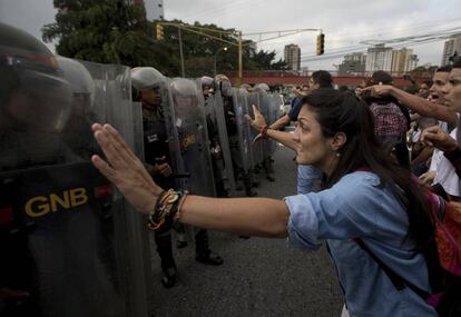 Estudiantes universitarios se enfrentan a la Policía Nacional de Venezuela durante una protesta frente al Tribunal Supremo en Caracas.