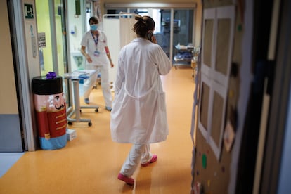 Una sanitaria en la unidad de cuidados intensivos pediátricos del Hospital Ramón y Cajal de Madrid, en enero de 2024.