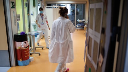 Una sanitaria en la unidad de cuidados intensivos pediátricos del Hospital Ramón y Cajal de Madrid, en enero de 2024.