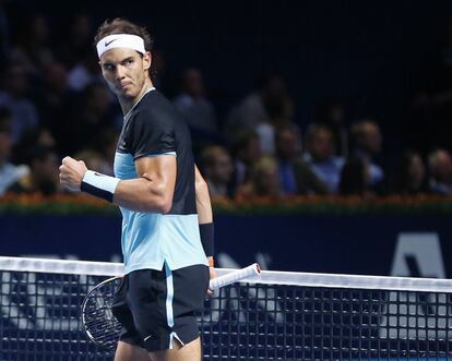 Rafael Nadal celebra un triunfo ante Roger Federer en la final donde el suizo venció al español del Torneo de Basilea 2015.