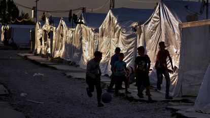 Niños sirios juegan en un campo de refugiados en la ciudad libanesa de Bar Elias, el 7 de julio.