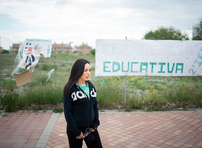 Susana Pereda, profesora y vecina del ensanche de Vallecas, en la parcela donde se debería levantar un instituto. 
