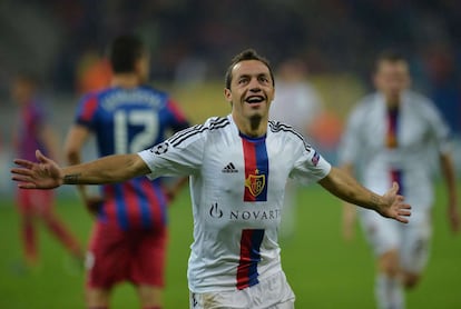 Marcelo Díaz celebra un gol del Basilea.