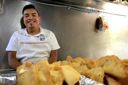 Vendedor de quesadillas en la vía pública, Ciudad de México.