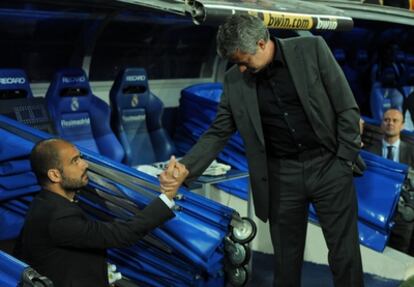 José Mourinho greets Pep Guardiola before kick-off.