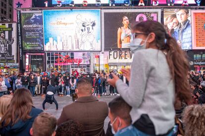 Un gran grupo de gente se junta en Times Square para ver un espectáculo callejero. Estados Unidos atraviesa su mejor momento en la lucha contra el virus desde que arrancó la pandemia. Desde hace un mes el número de muertes diarias se ubica por debajo del millar y ya hay grandes ciudades que encadenan varios días sin registrar fallecidos por covid-19.
