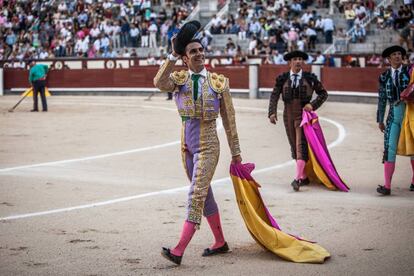 Fernando Flores, durante la vuelta al ruedo tras la lidia de su primer novillo.