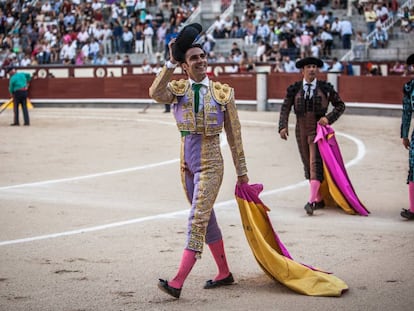 Fernando Flores, durante la vuelta al ruedo tras la lidia de su primer novillo.