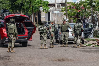 Miembros del ejército aseguran dos vehículos, en Culiacán, Sinaloa, el 5 de julio.