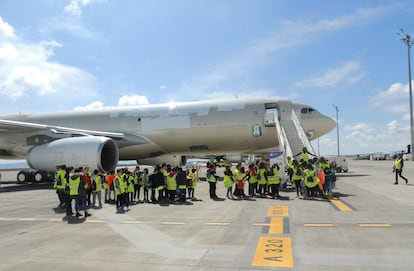 Un grupo observa una aeronave en preservación.