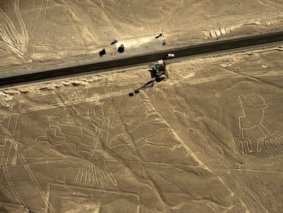 Vista aérea de los geoglifos de las Líneas de Nazca, en Perú, en una foto de archivo.