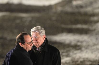 El presidente franc&eacute;s Francois Hollande y su hom&oacute;logo alem&aacute;n Joachim Gauck se abrazan durante la ceremonia en Auschwitz