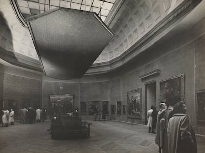 Aspecto de la sala de Velázquez en 1949, fotografiada por Dimitri Kessel.