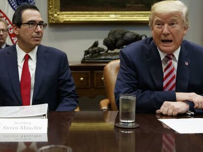 El secretario del Tesoro, Steve Mnuchin, junto al presidente Donald Trump