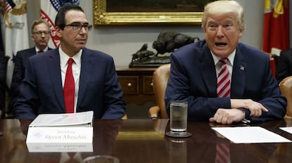 El secretario del Tesoro, Steve Mnuchin, junto al presidente Donald Trump