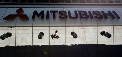 Logo de Mitsubishi Motors en la sede de Tokyo (Jap&oacute;n).