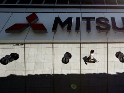 Logo de Mitsubishi Motors en la sede de Tokyo (Jap&oacute;n).