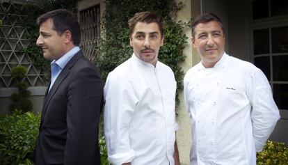 Los tres hermanos Roca, en el restaurante de su propiedad. 