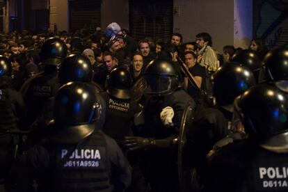 Cargas de los Mossos contra los manifestantes.